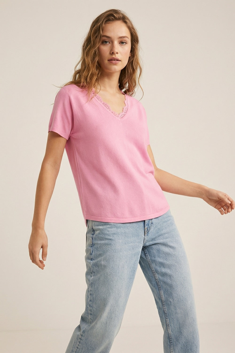 Fine and soft knit sweater with V-neck and lace trim in pink