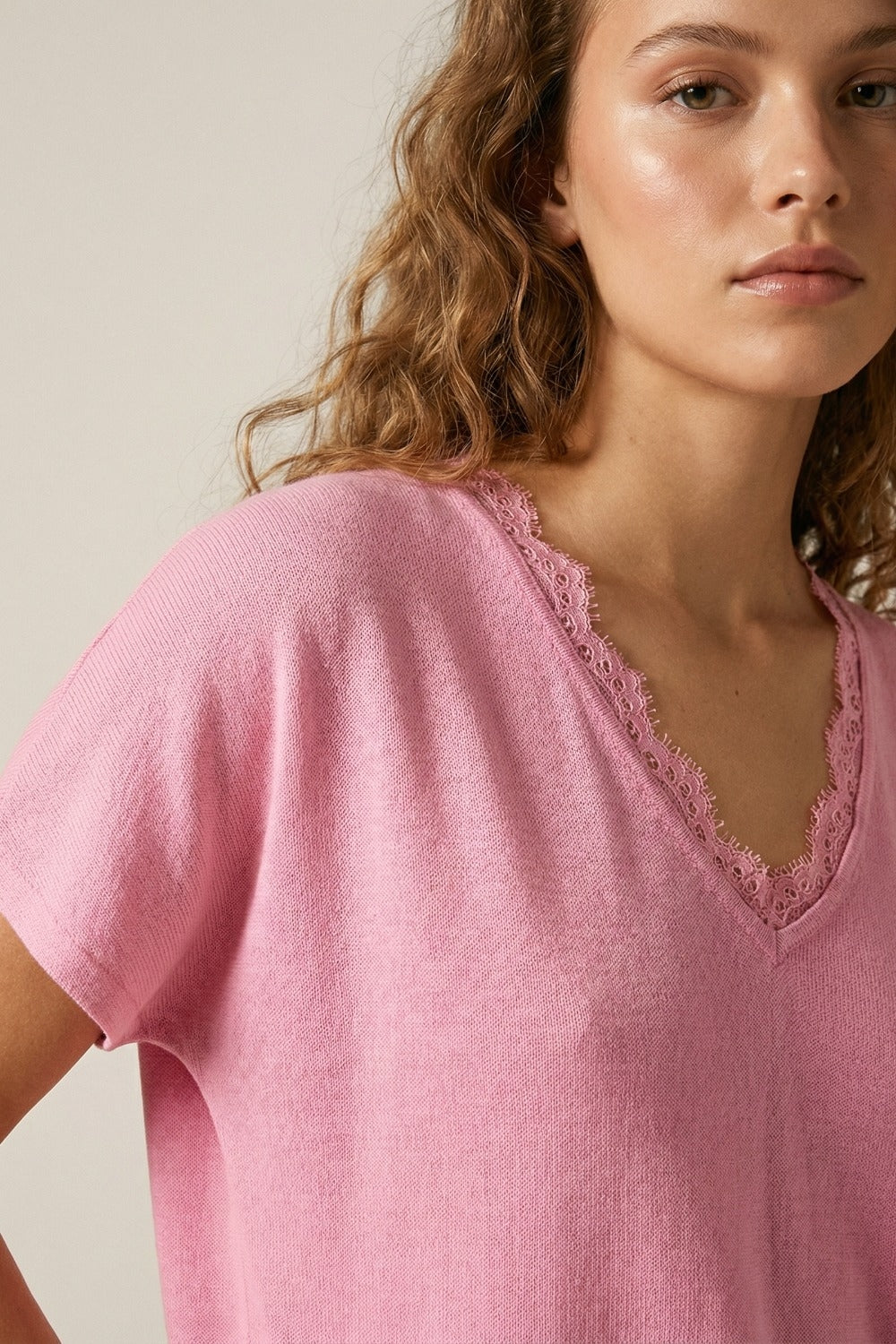 Fine and soft knit sweater with V-neck and lace trim in pink