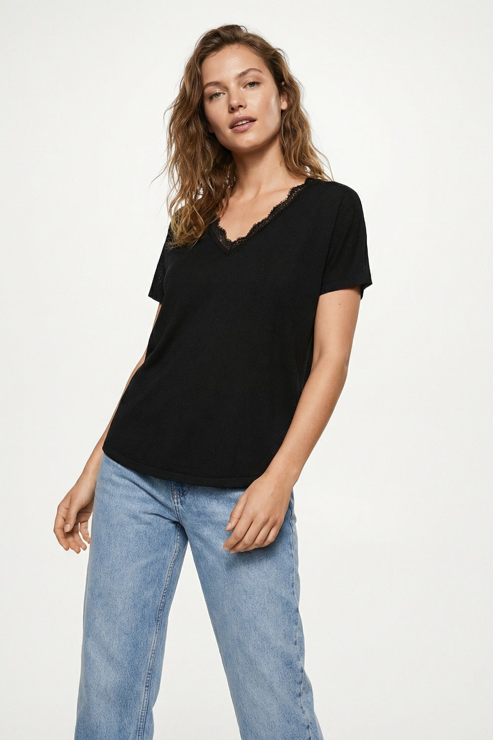 Fine and soft knit sweater with V-neck and lace trim in black