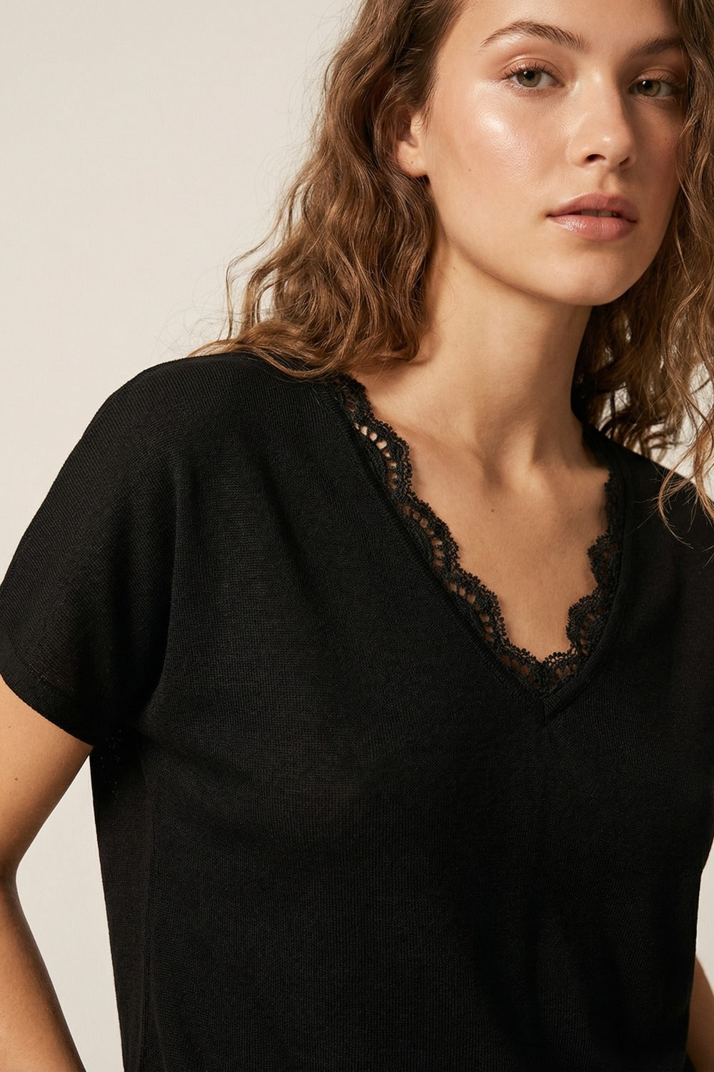 Fine and soft knit sweater with V-neck and lace trim in black