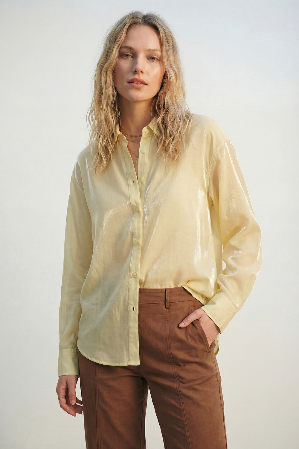 Chemise boutonnée en satin brillant jaune coupe décontractée