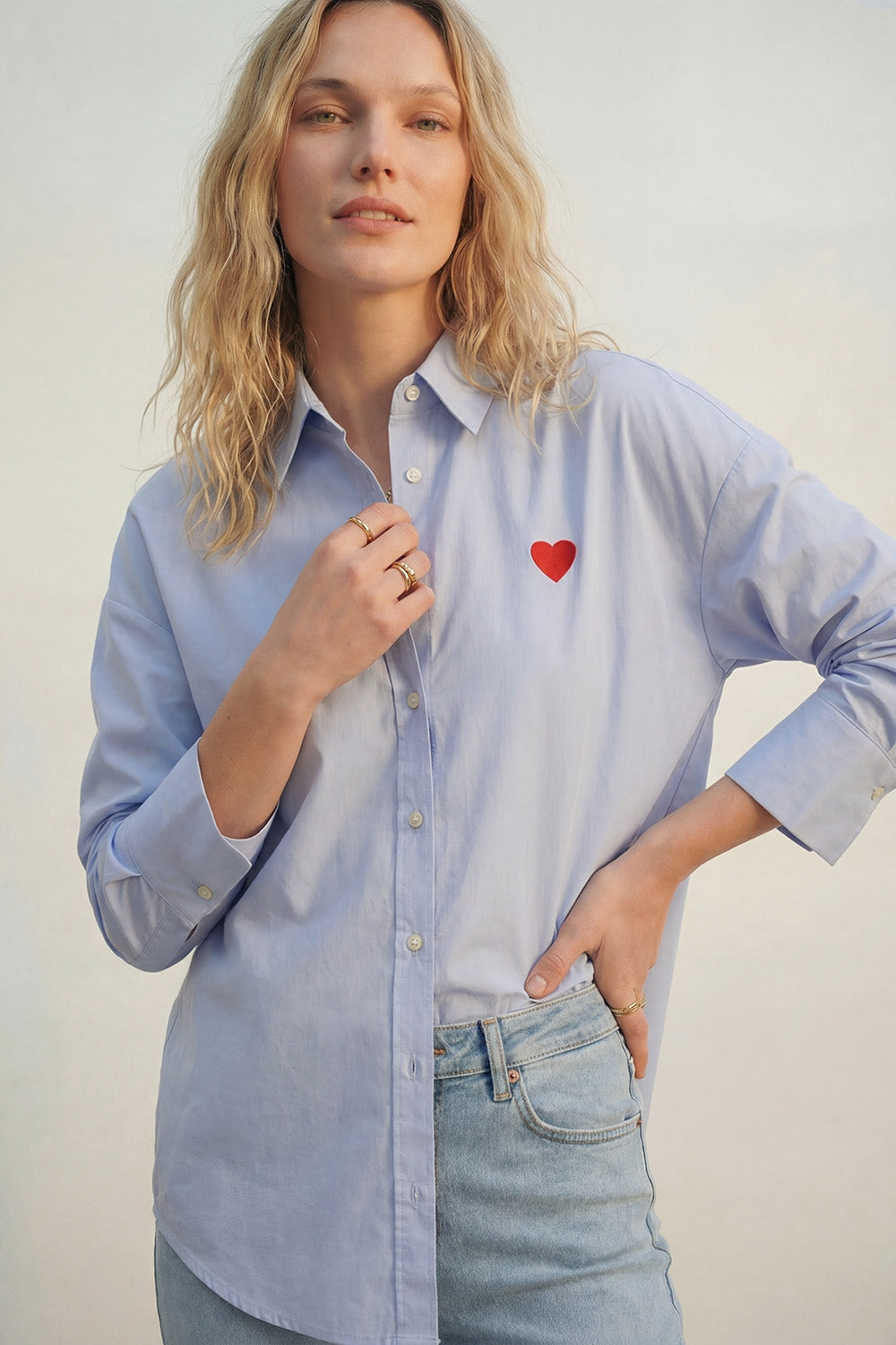 Chemise bleue en coton Oxford avec cœur rouge brodé