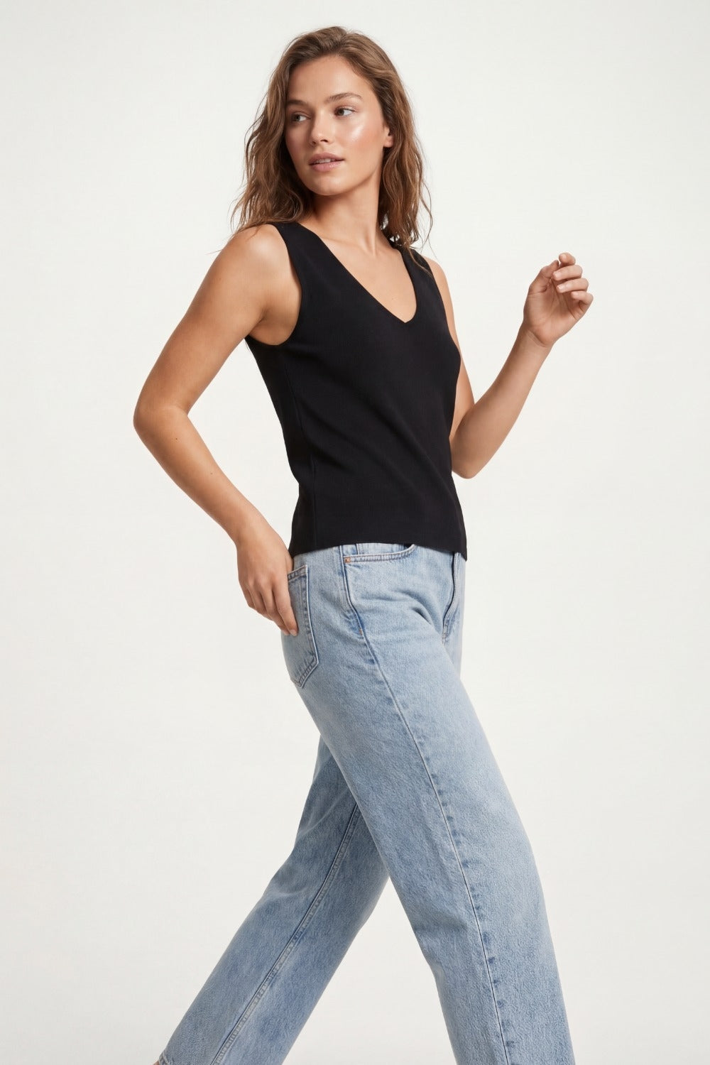 Black sleeveless fine knitted top With V-Neck