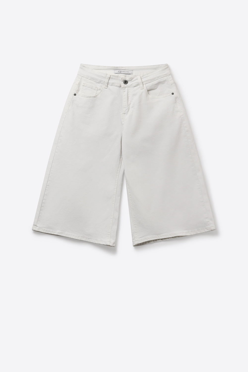 Wide-Leg Cropped knee-length Denim bermuda Shorts in white - trousers