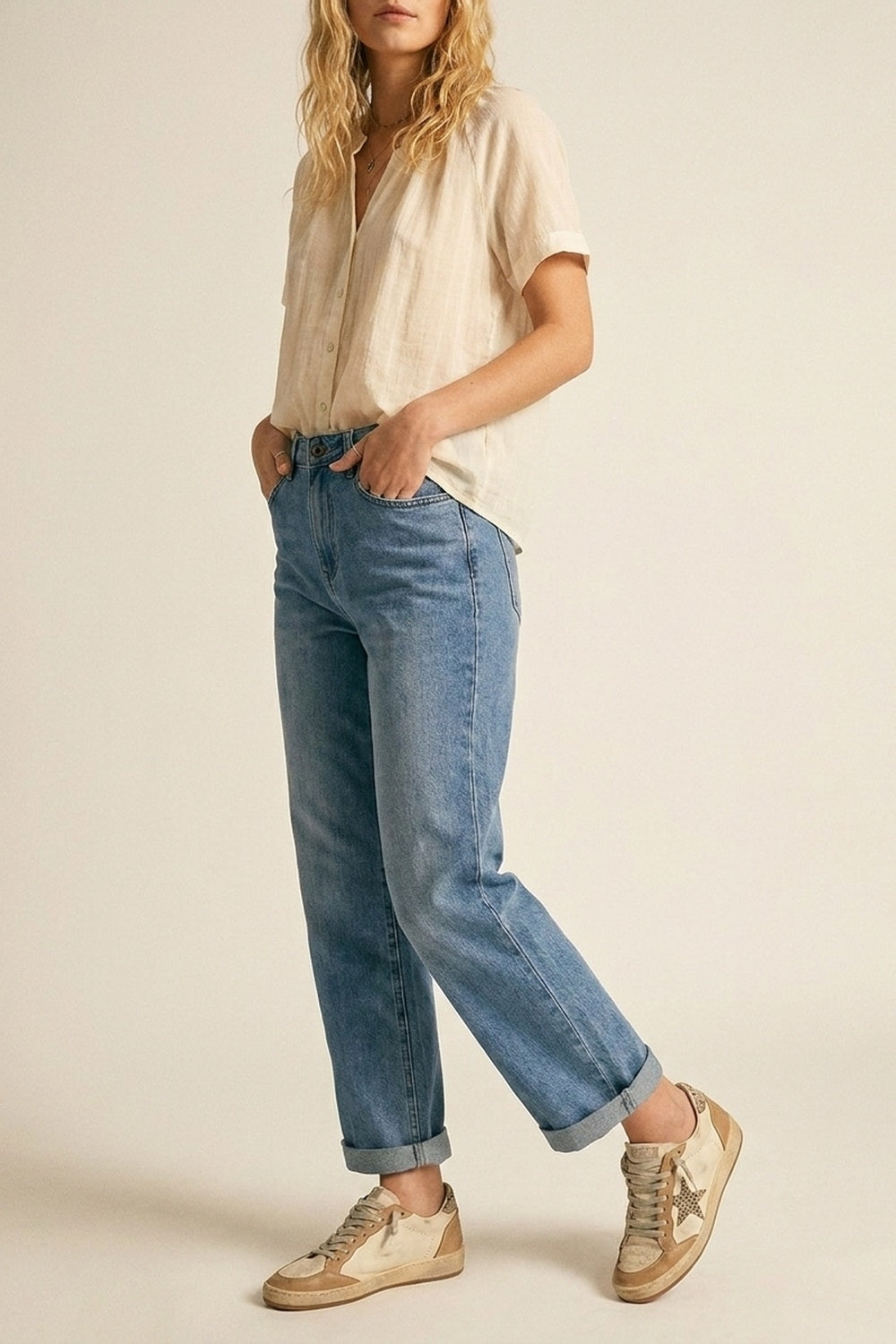 Jean classique en denim bleu, coupe droite et taille mi-haute