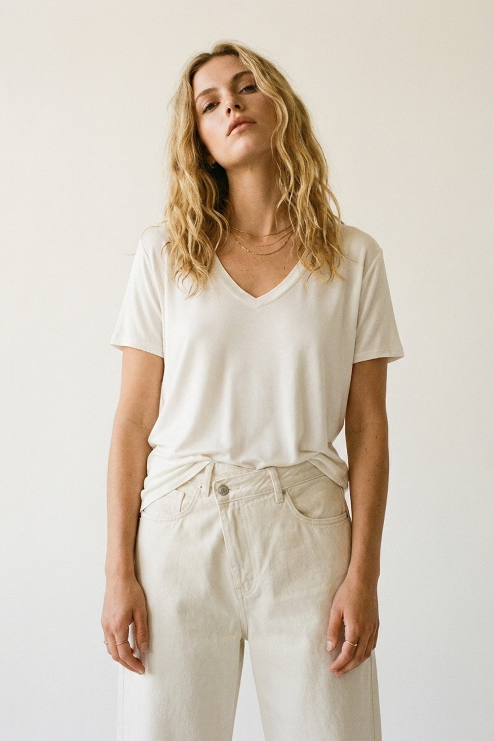 T-shirt blanc en viscose doux et ample à col en V