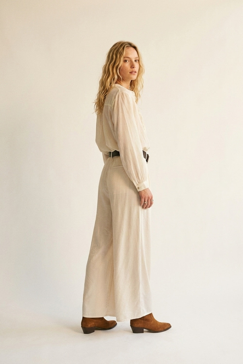 Extra-wide pants in a lightweight and shiny fabric - trousers