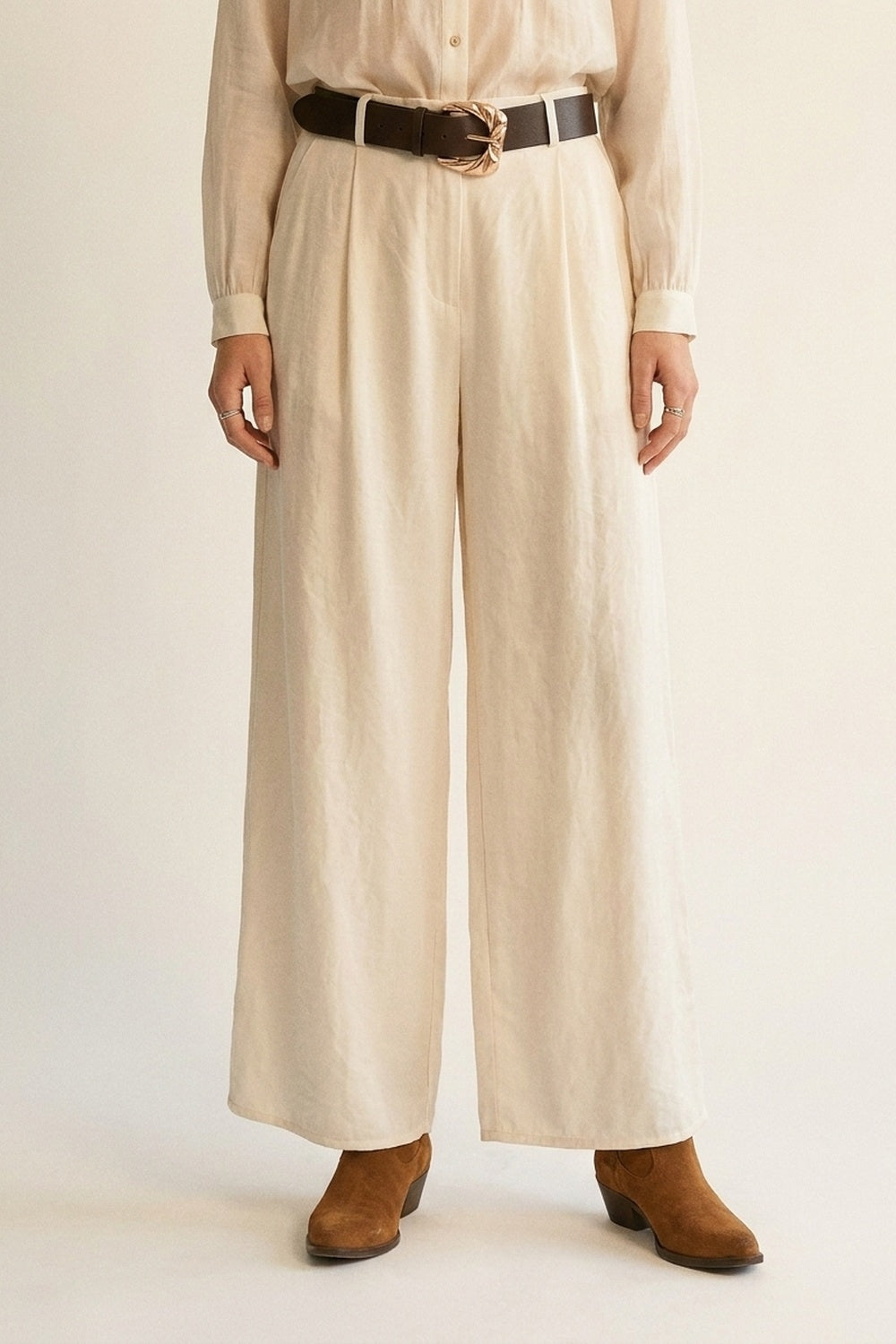Extra-wide pants in a lightweight and shiny fabric - trousers