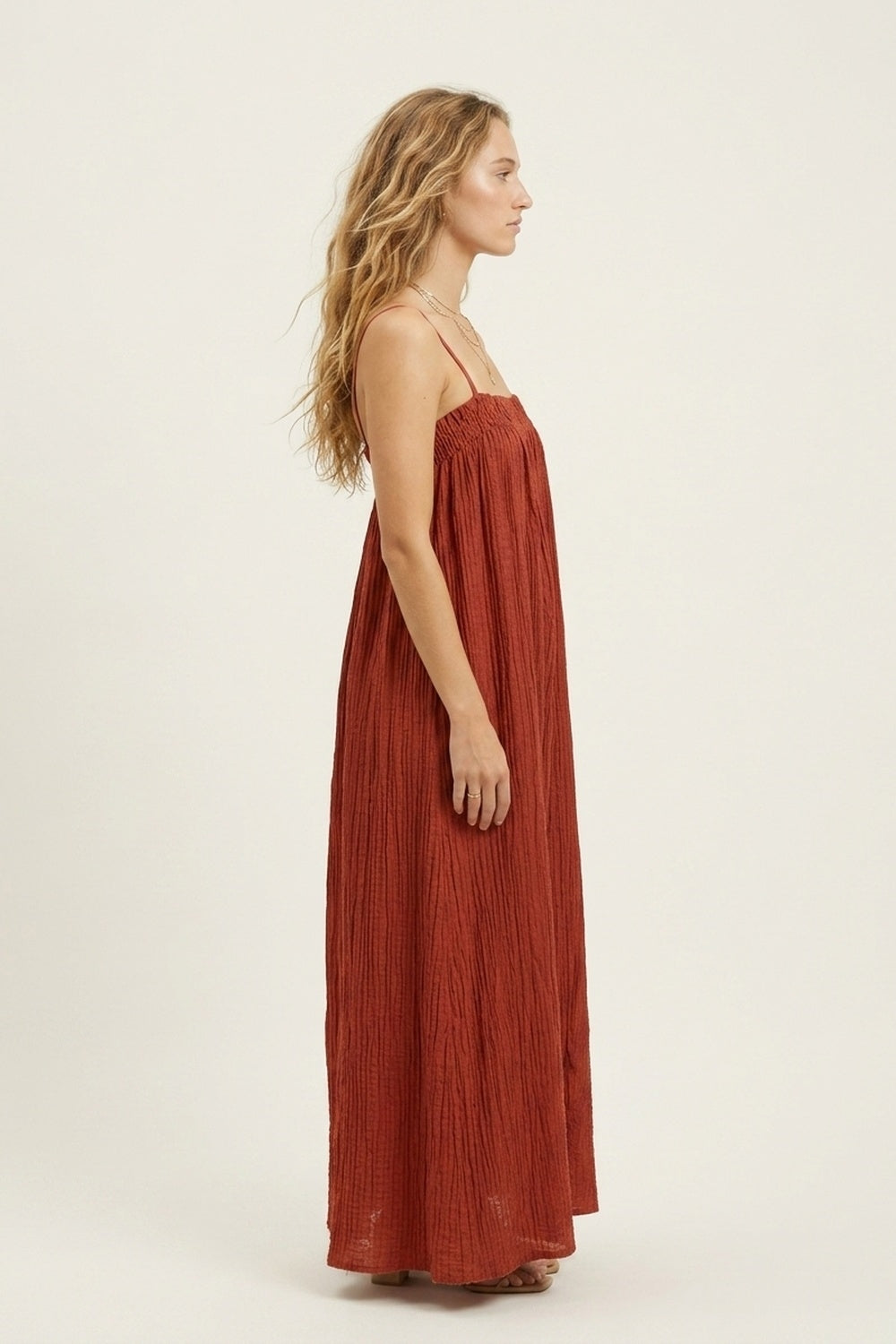 Robe longue froissée couleur rouille à fines bretelles