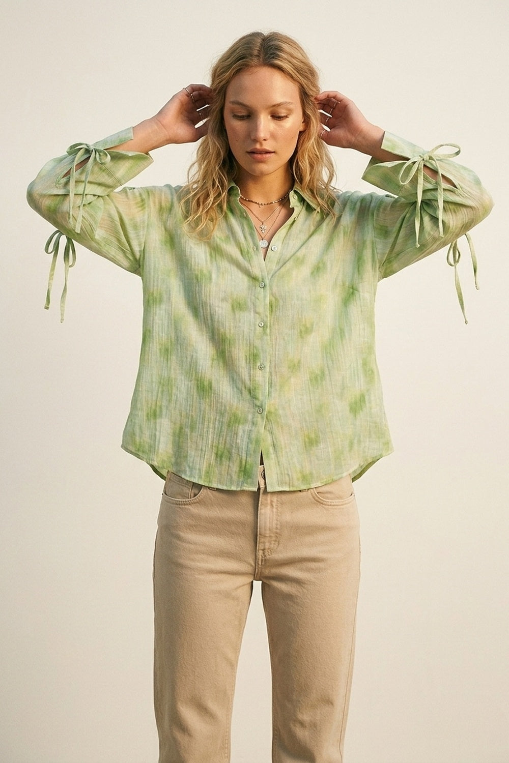 Chemise boutonnée vert clair ample à manches nouées