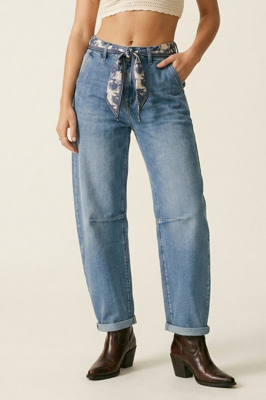 Light Wash Barrel Leg Jeans With Knee Seam Detail - Denim
