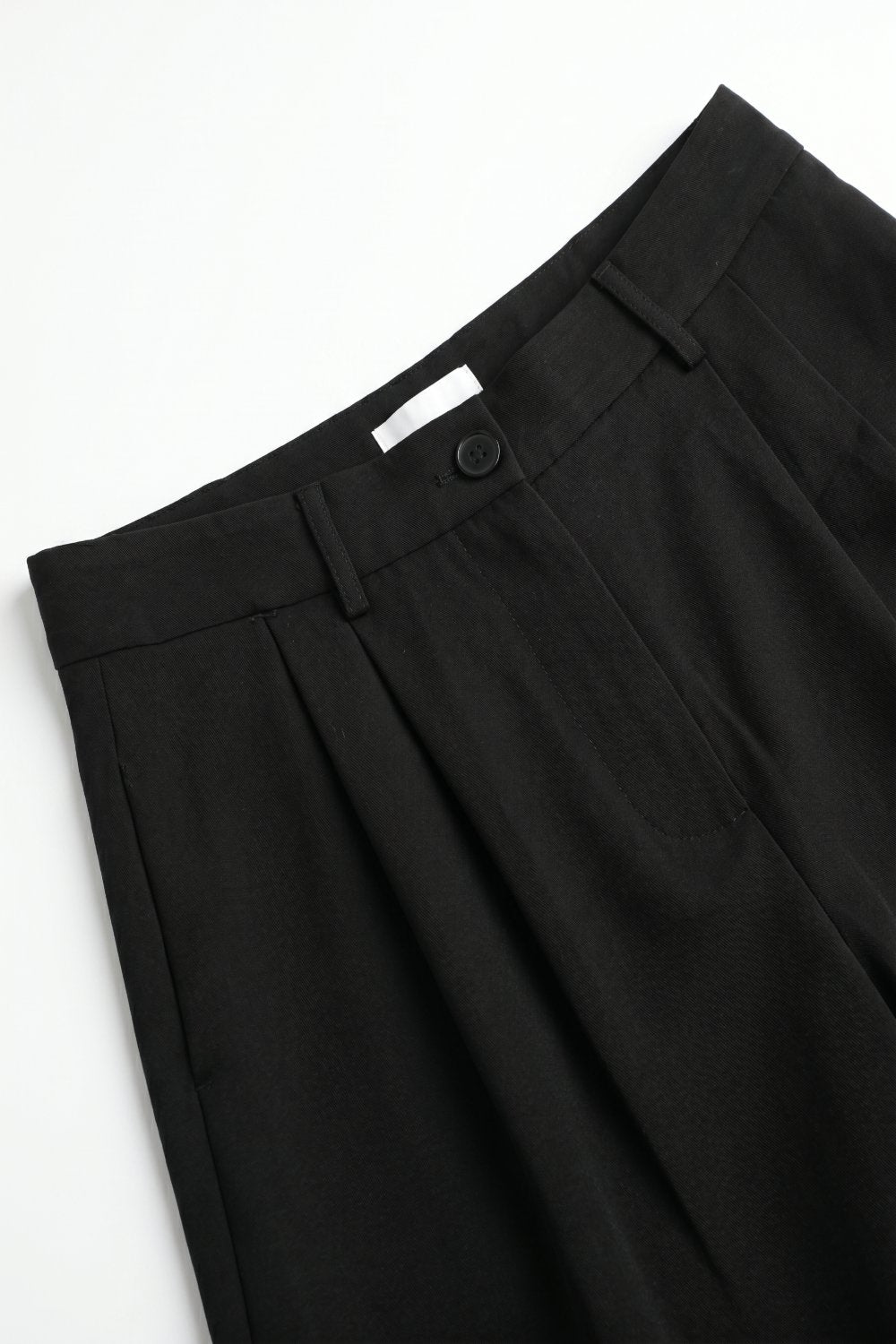 Black Pleated Bermuda Shorts with Knee-Length and Tailored Fit - trousers