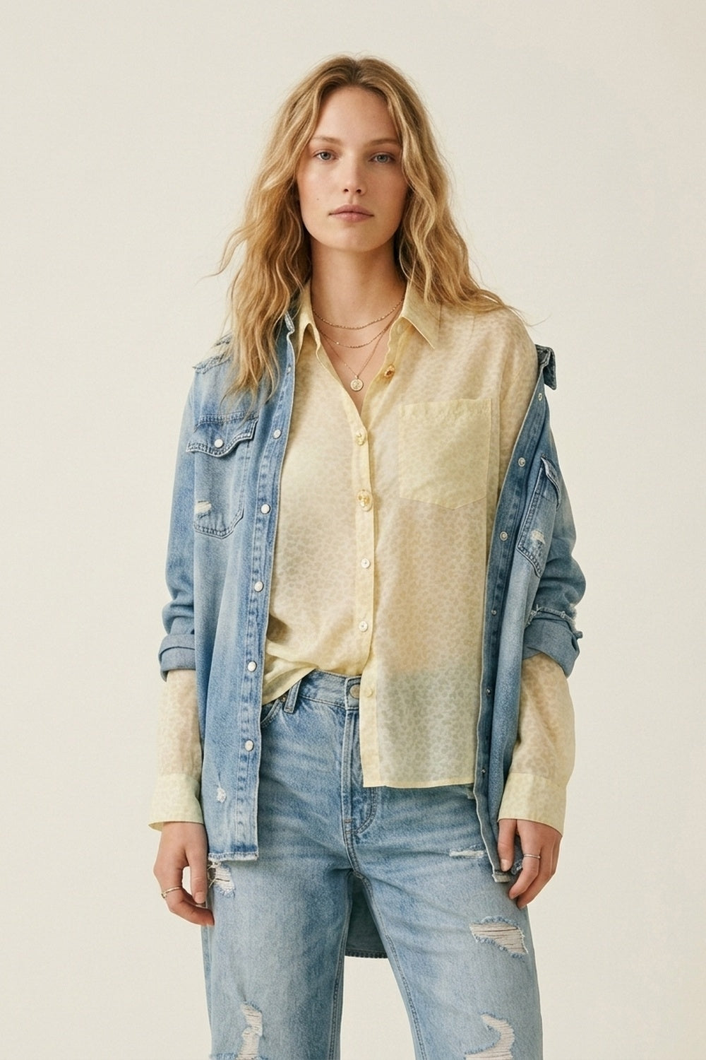 Blouse boutonnée jaune clair transparente à imprimé discret
