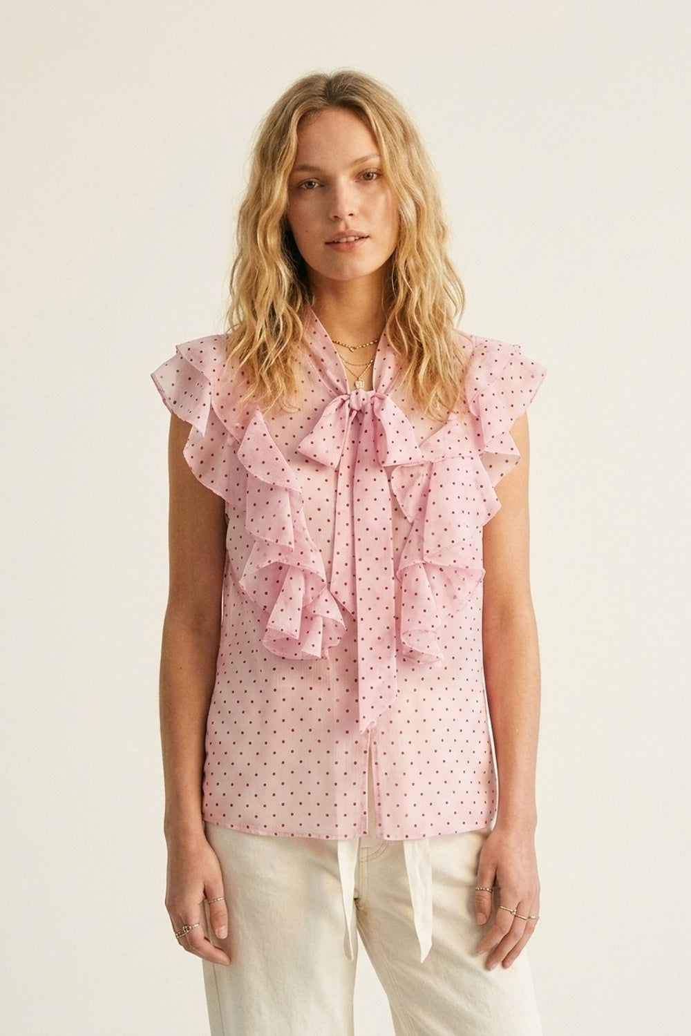 Chemisier sans manches en mousseline rose pâle à pois, avec volants et nœud lavallière