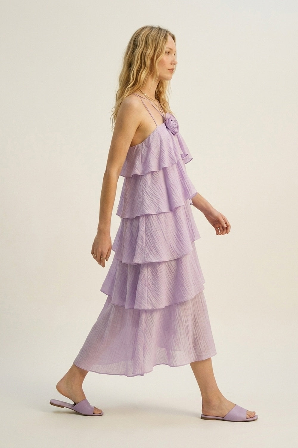 Robe longue lilas froissée tissée à volants étagés et détails de roses