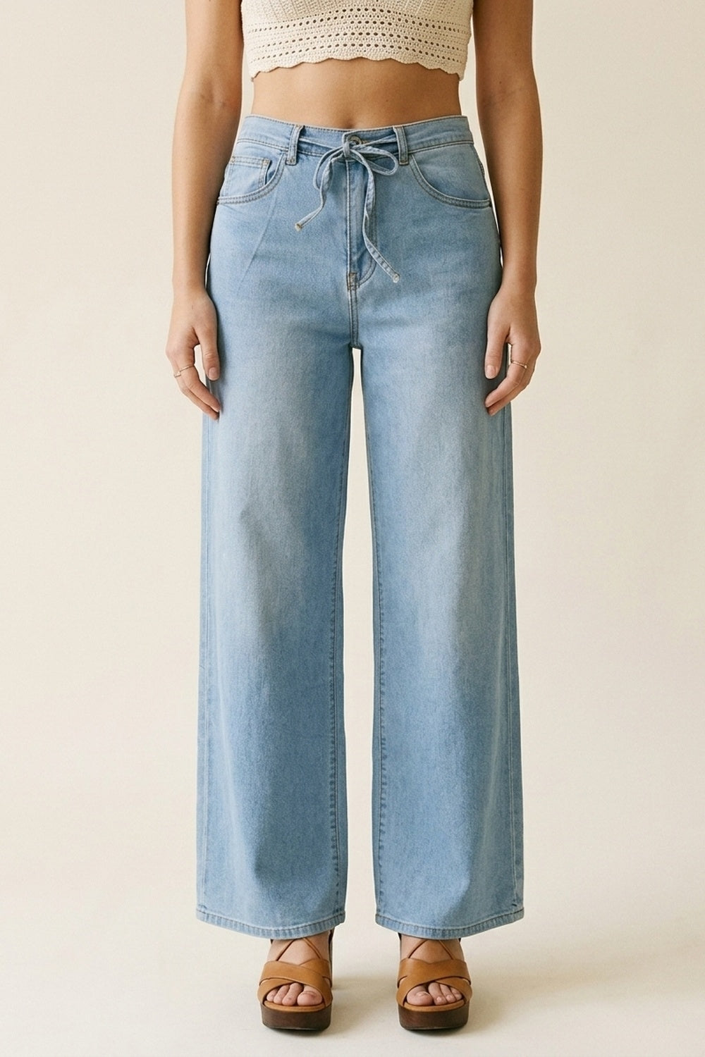 Pantalon en jean ample bleu clair avec cordon de serrage à la taille