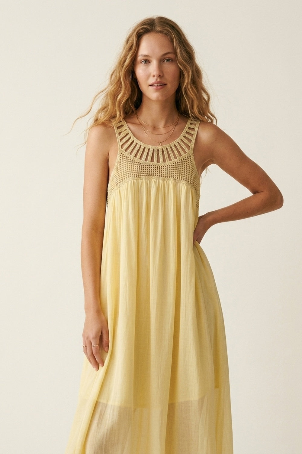 Robe longue à empiècement au crochet jaune et jupe fluide