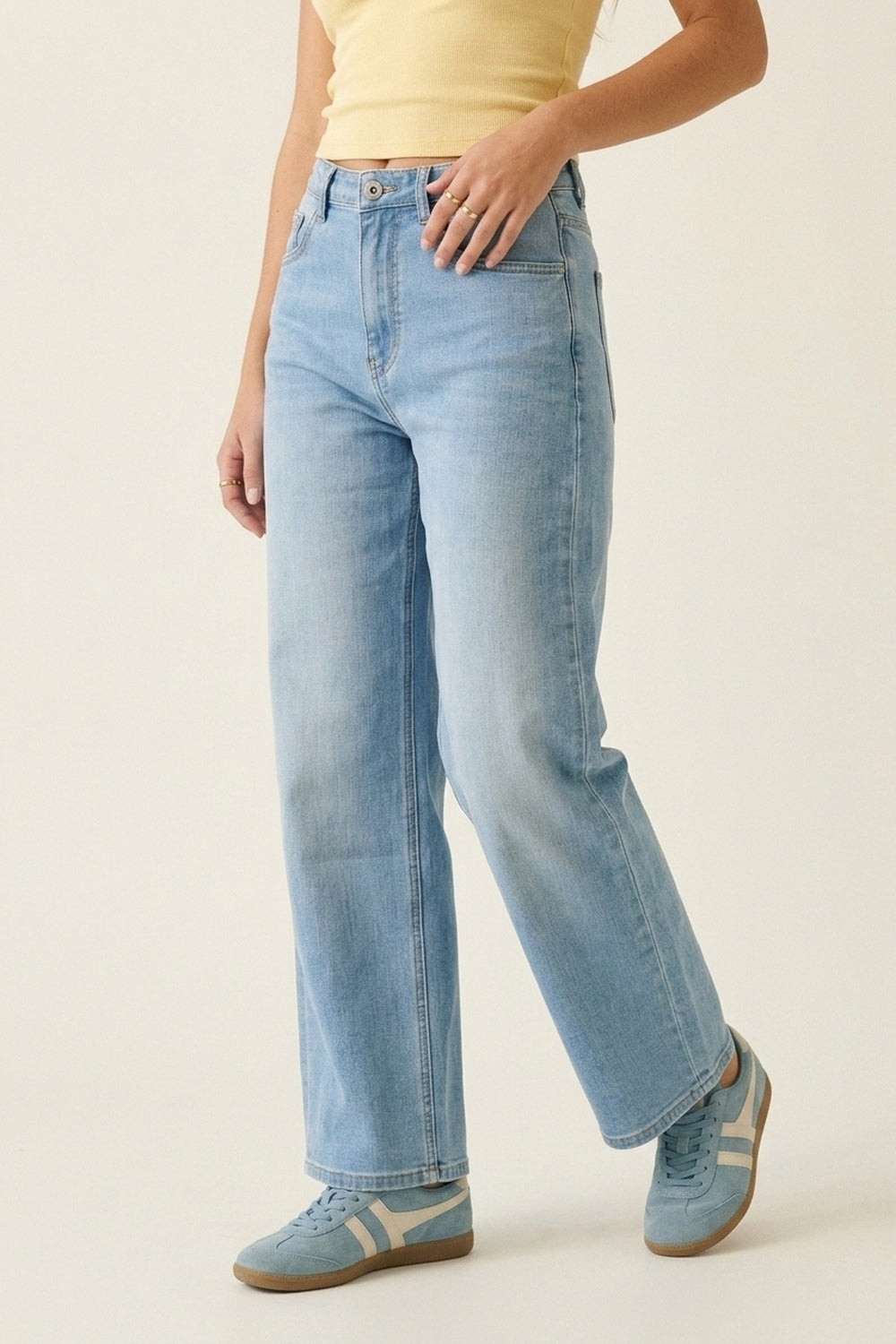 mid-rise Straight Leg Denim Jeans in Light Blue wash - Denim
