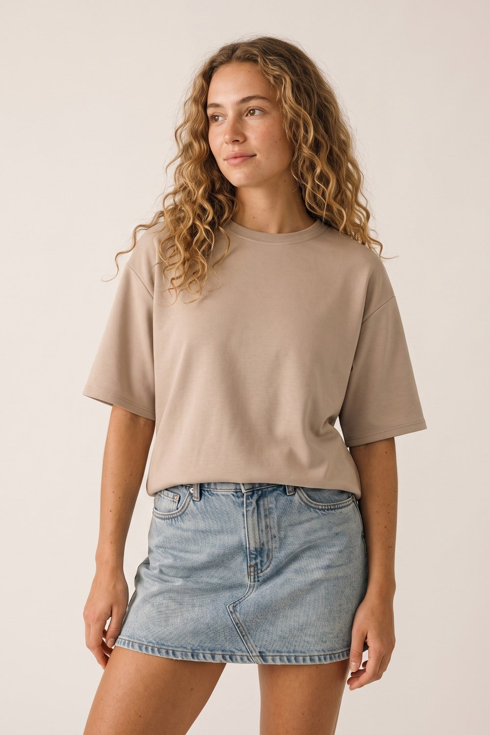 Relaxed Fit Short Sleeve Crewneck sweatshirt in beige -