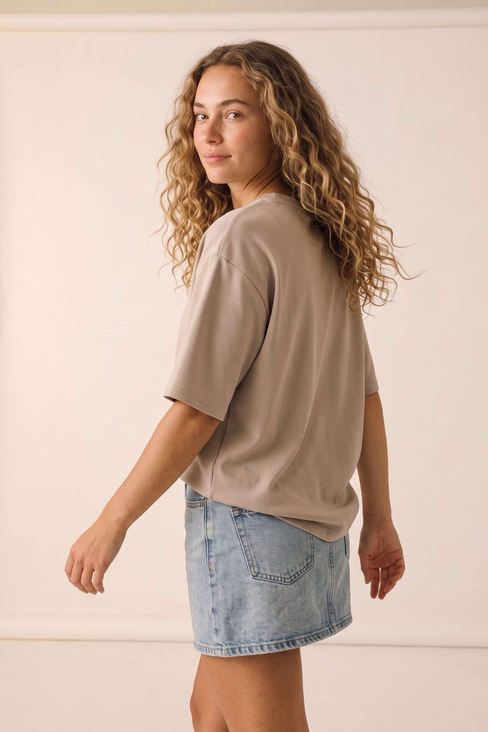 Relaxed Fit Short Sleeve Crewneck sweatshirt in beige -
