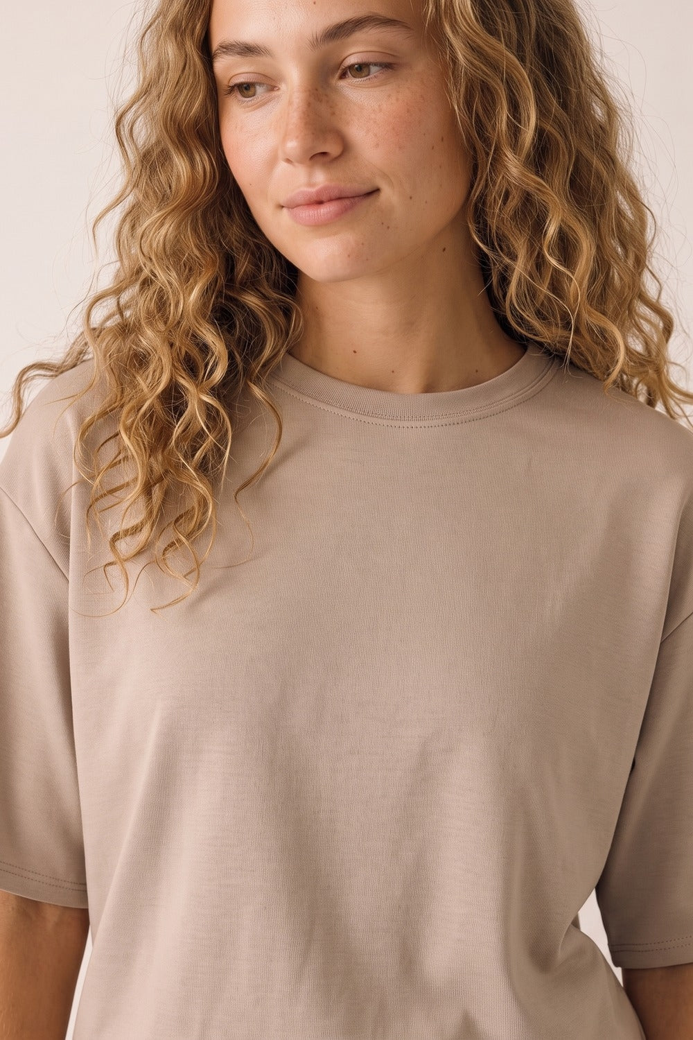 Relaxed Fit Short Sleeve Crewneck sweatshirt in beige -