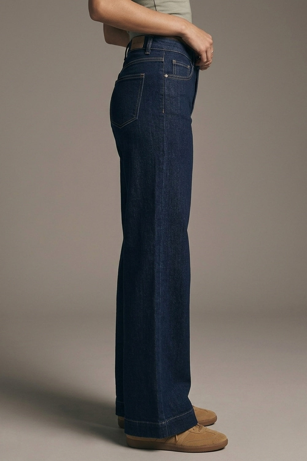 Wide-leg high-waisted jeans in dark denim with contrast stitching - Denim