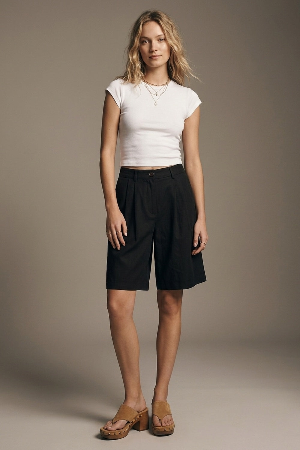 Black Pleated Bermuda Shorts with Knee-Length and Tailored Fit - trousers