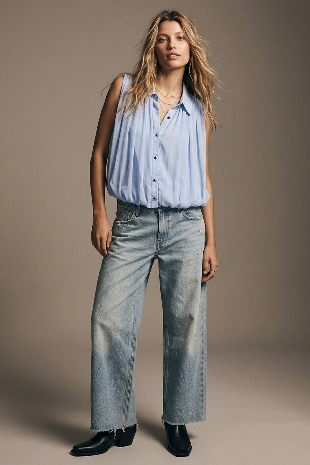Sleeveless pleated blouse in light blue chiffon with buttons on the front regular fit - Shirts