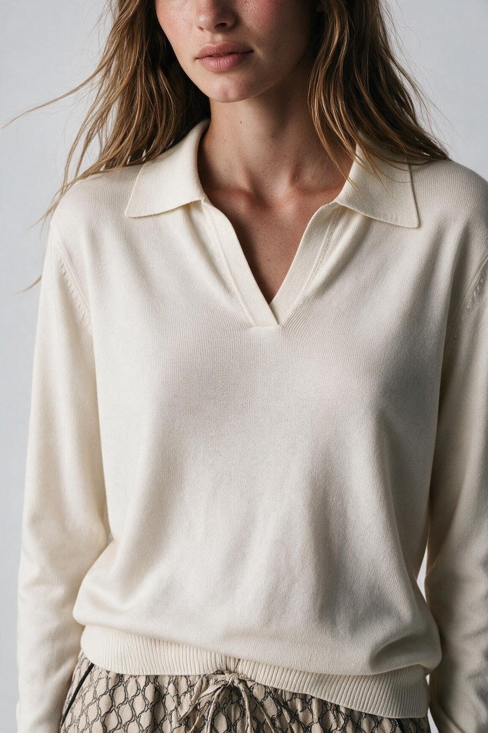 Knitted polo collar with V-neckline no button placket in white - Polos