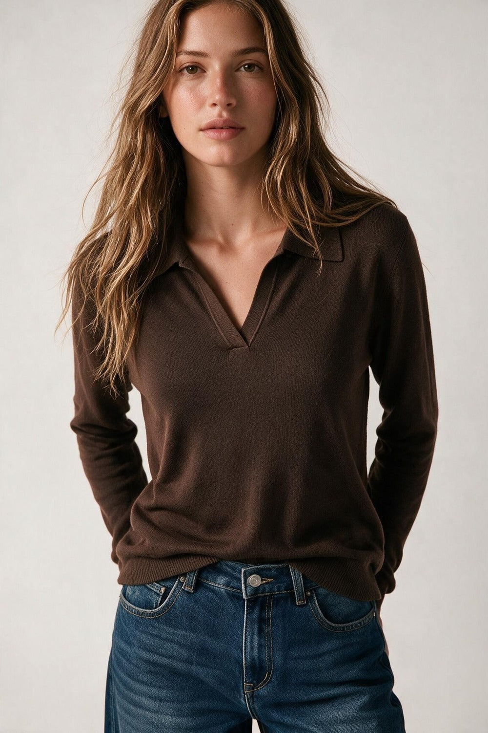 Knitted polo collar with V-neckline no button placket in brown - Polos