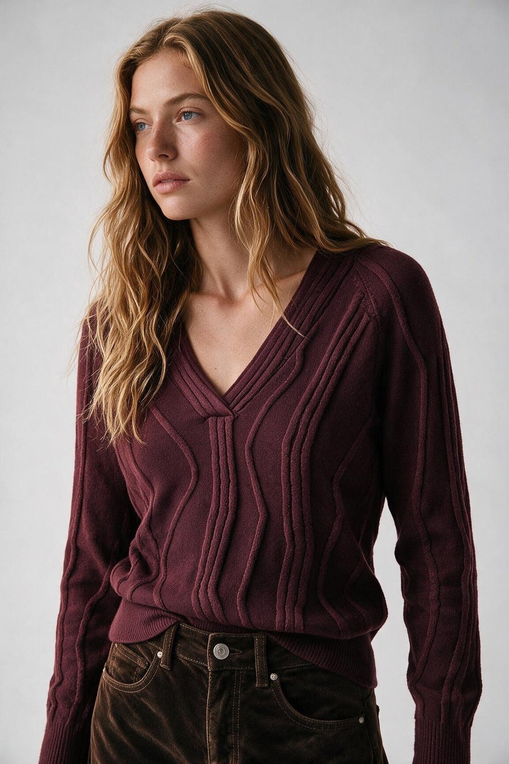 Camisola de Decote em V em Malha Texturizada com Ondas em Bordô