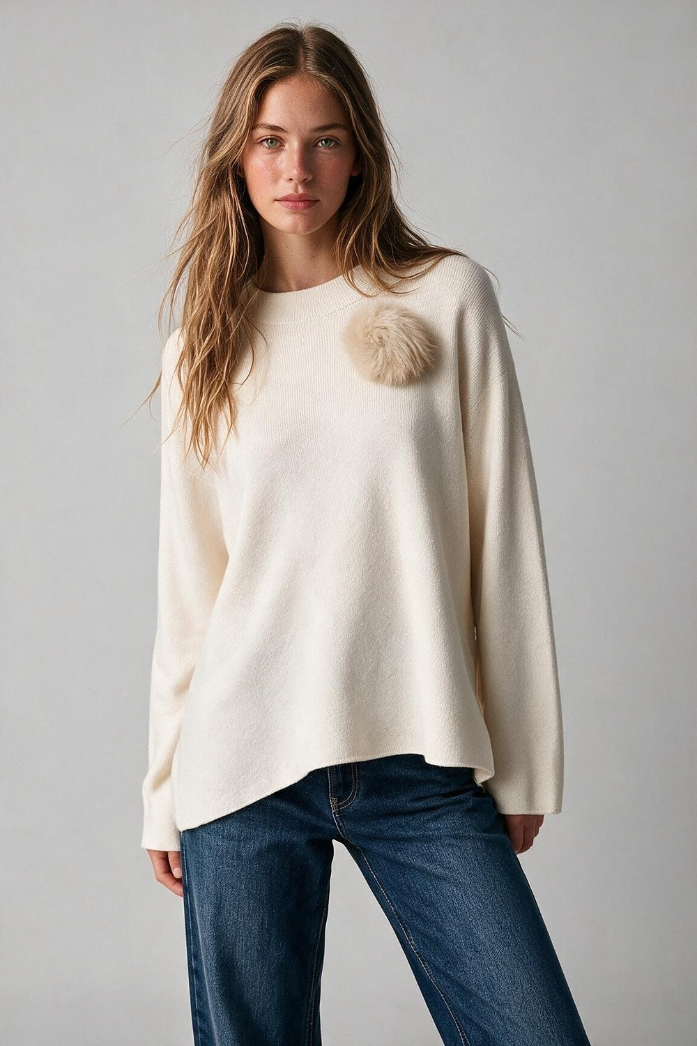 Camisola de malha grossa em creme com detalhe de pompons