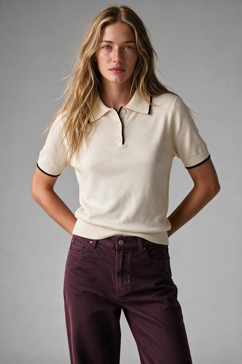 Camisola de malha fina creme com contraste nos acabamentos e gola polo com botões