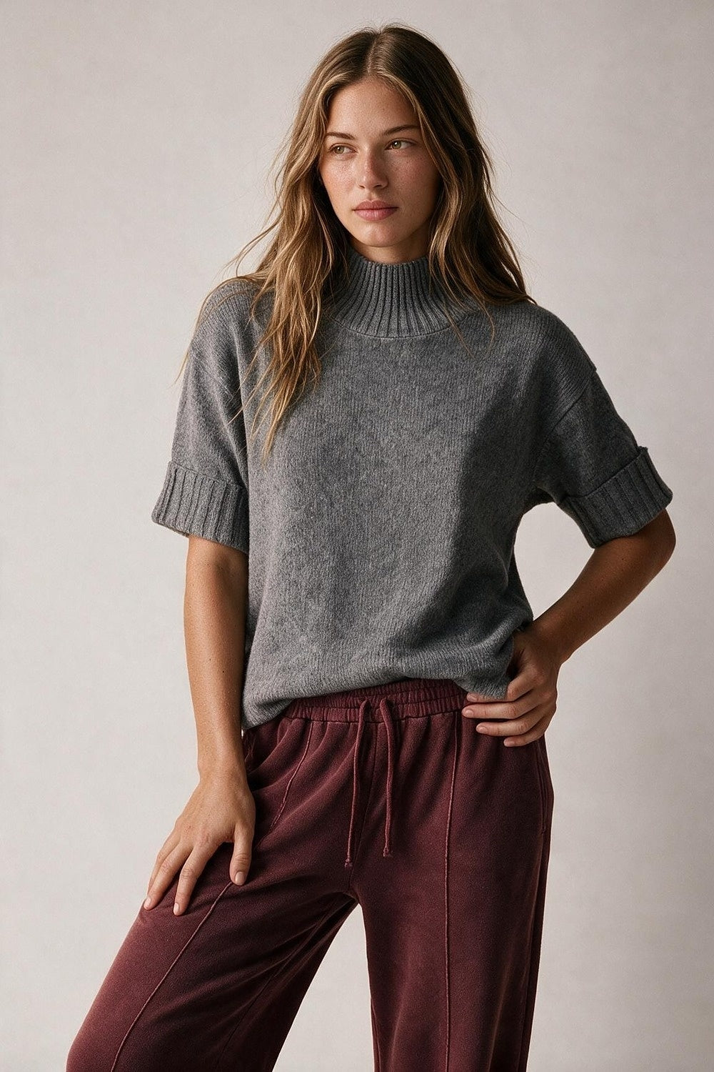 Camisola de malha canelada grossa cinzenta com gola alta e manga pelo cotovelo
