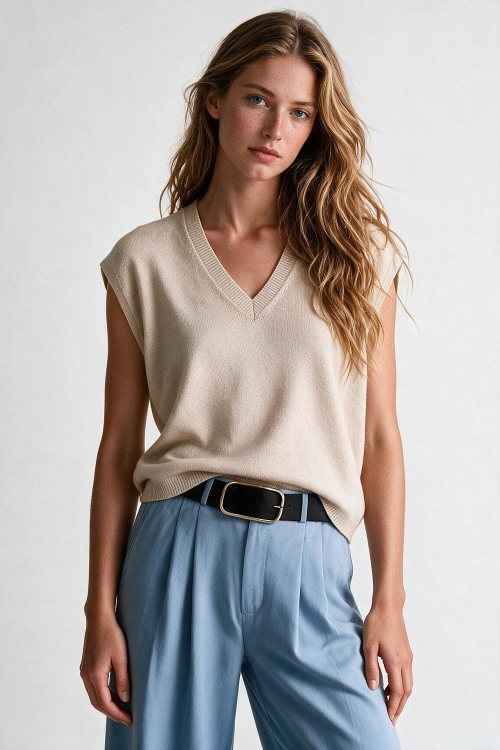 Gilet sans manches en maille fine beige à col en V et finitions côtelées, orné de sequins