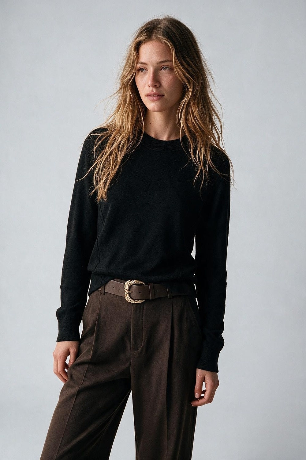 Pull en maille fine à manches longues en mélange de laine mérinos noire avec coutures apparentes