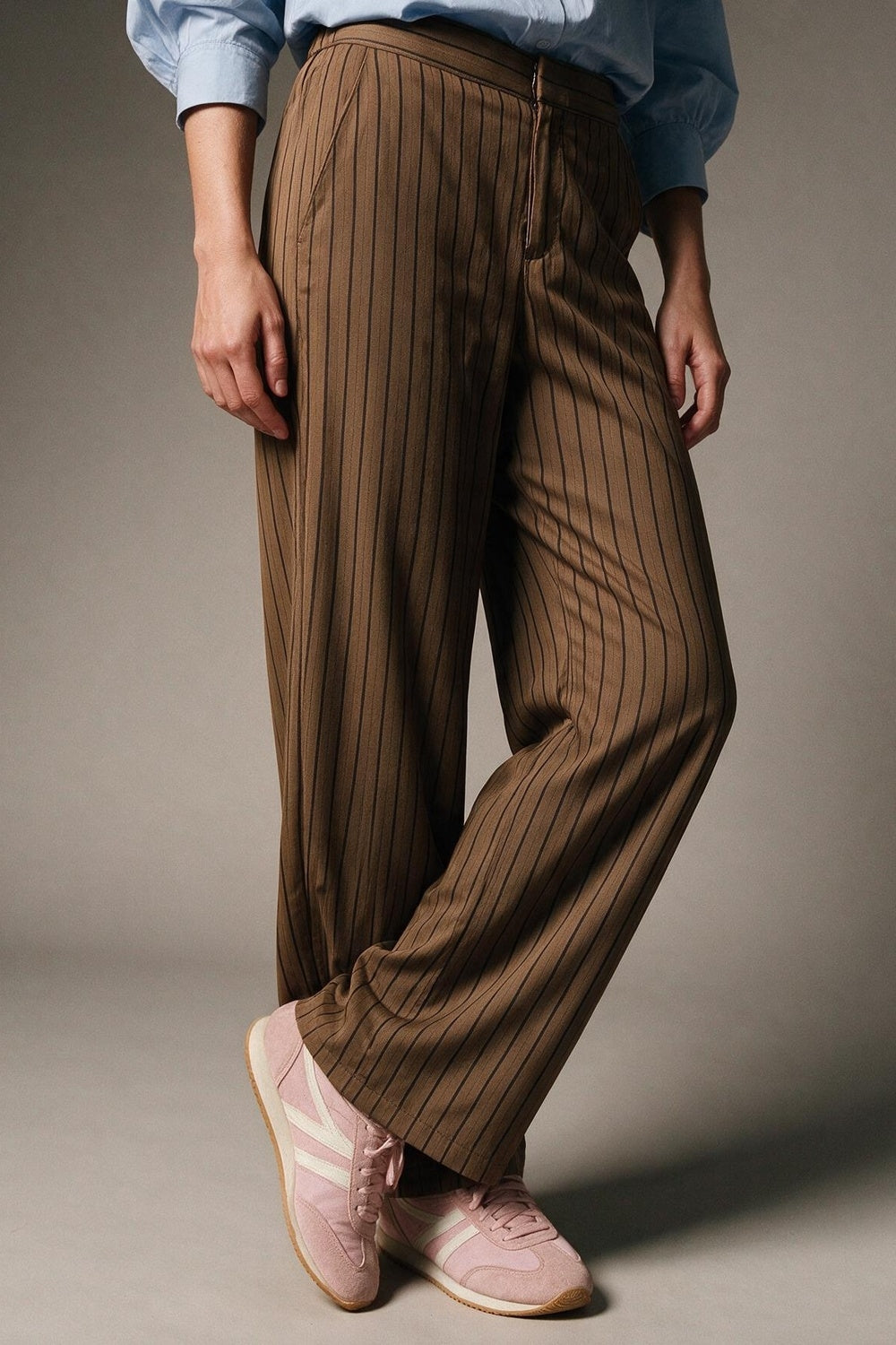 Pantalon large marron à fines rayures et devant plat en tissu satiné