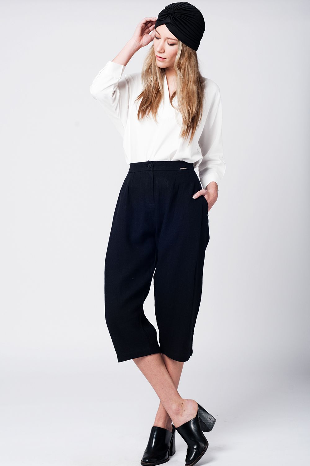 Midi linen tweezer pants in black