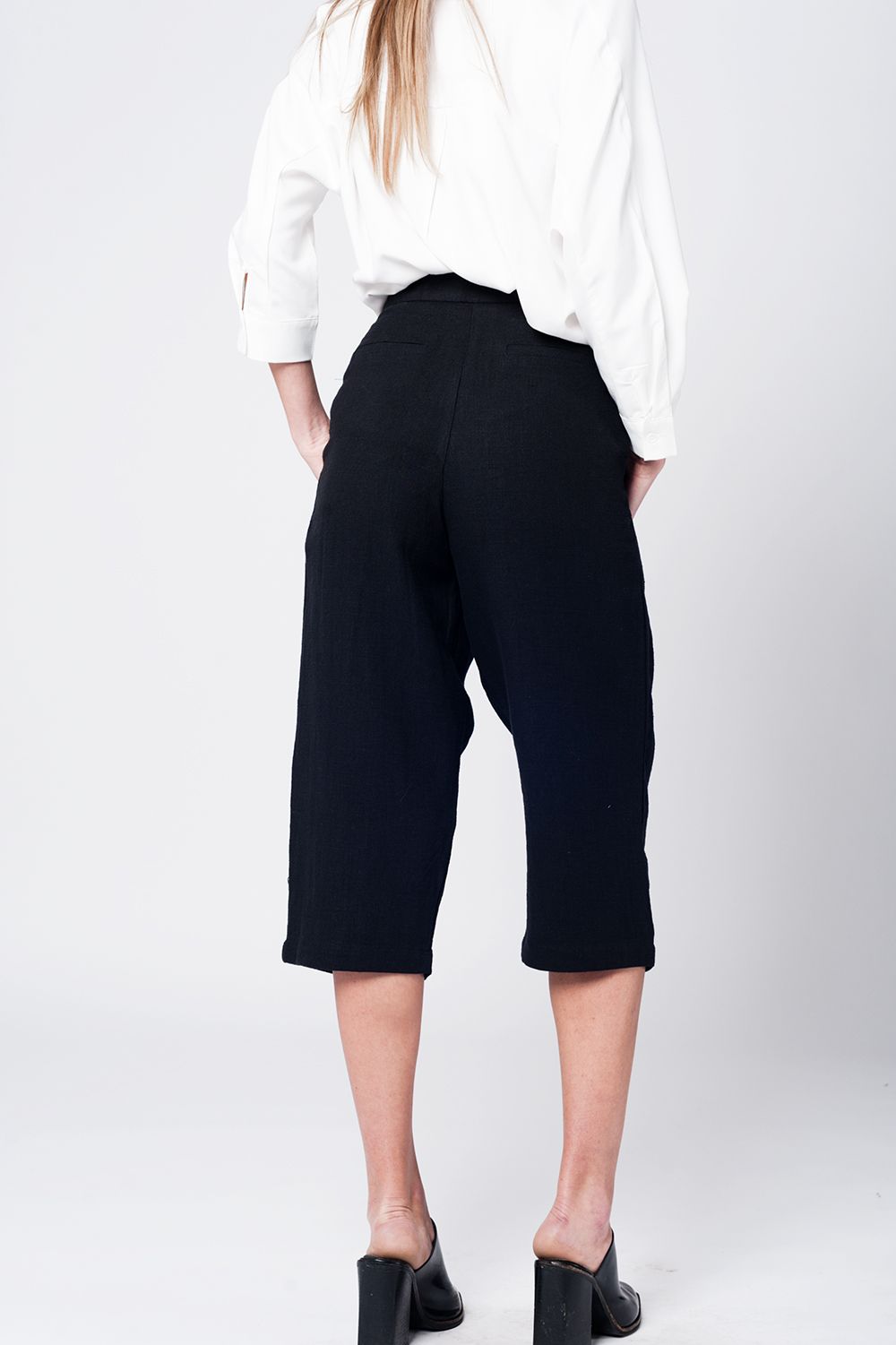 Midi linen tweezer pants in black