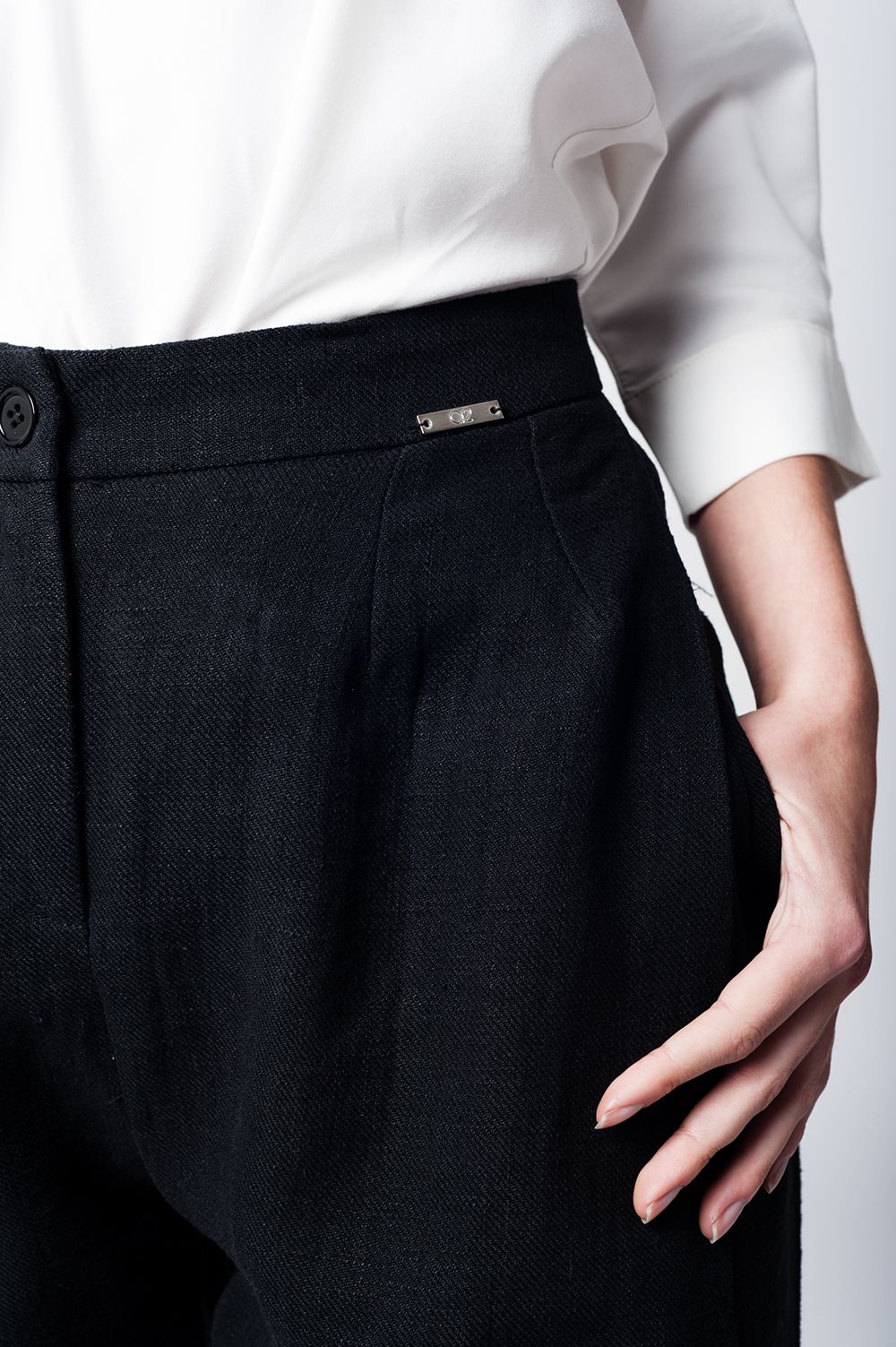 Midi linen tweezer pants in black