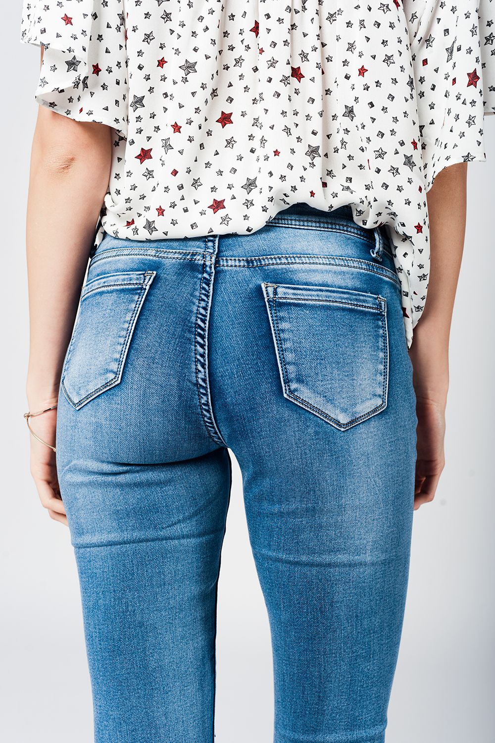 Skinny jeans in midwash with busted knees and chewed hems - Denim