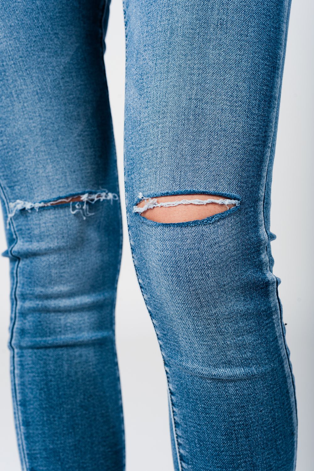 Skinny jeans in midwash with busted knees and chewed hems - Denim