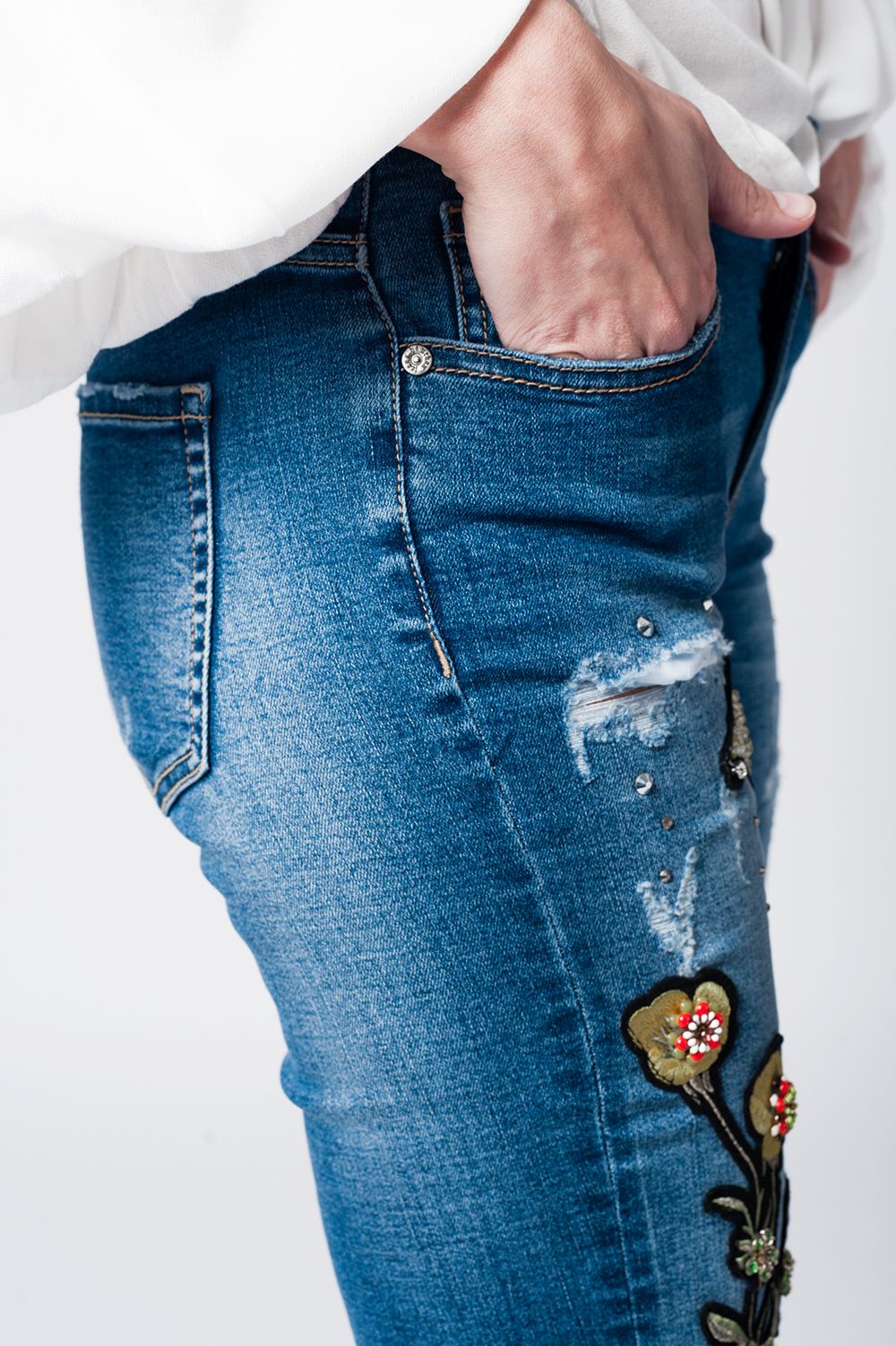 Skinny rip jeans with embroidered patches - Denim