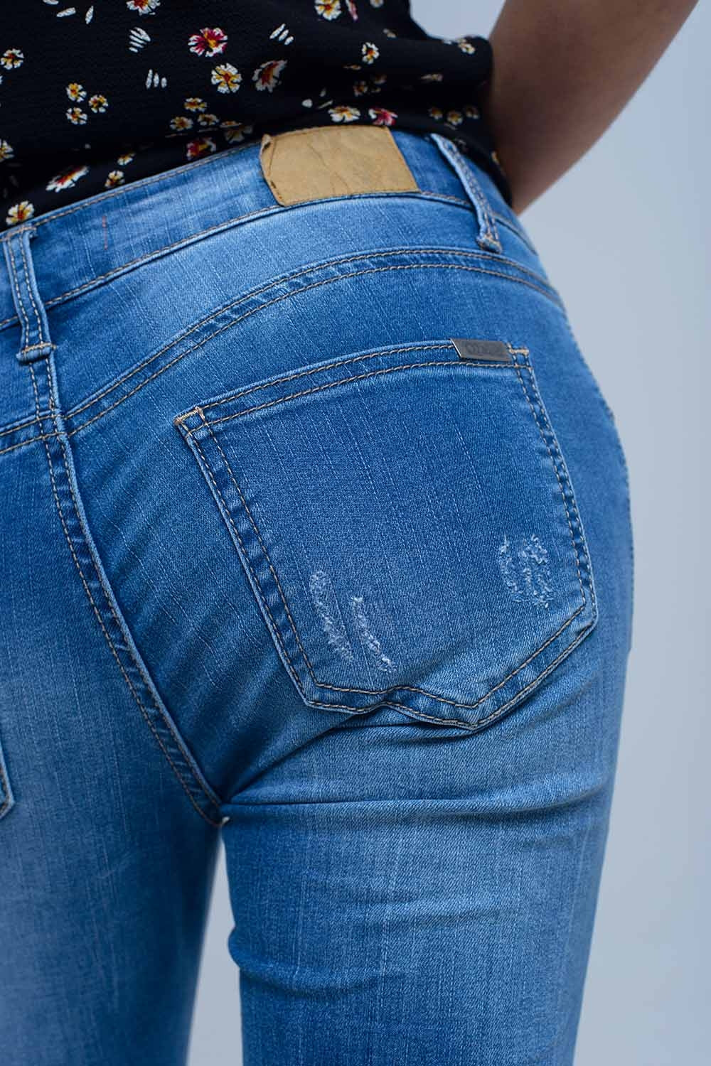 Skinny jeans with rips knee
