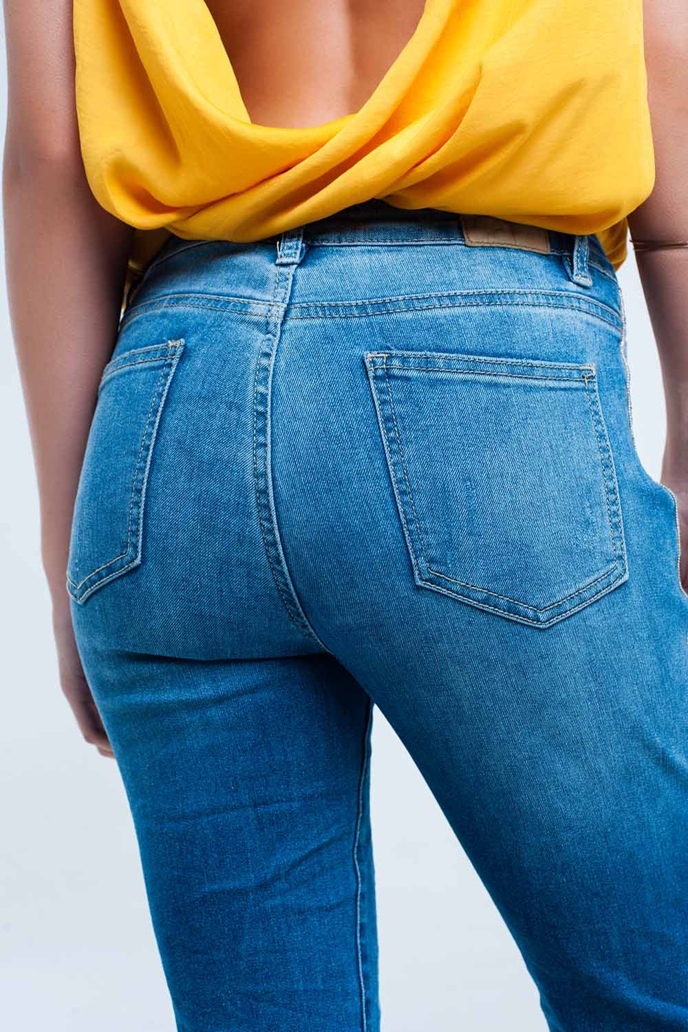 Skinny jeans with rips and glitter line