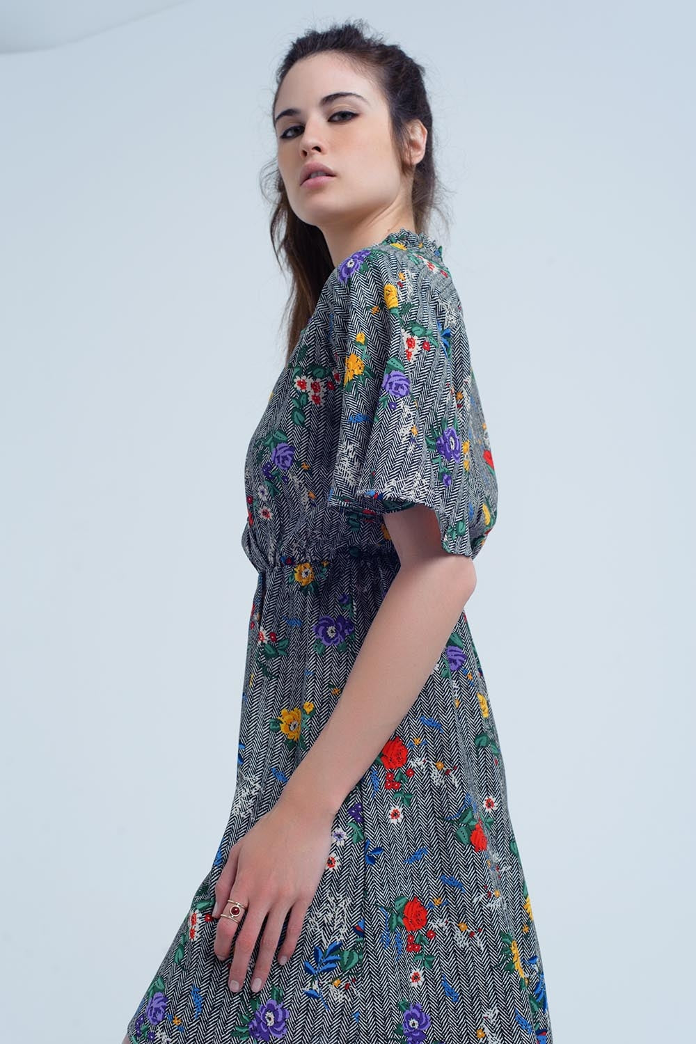 Mini dress with opening and flowers in printed colors - dress
