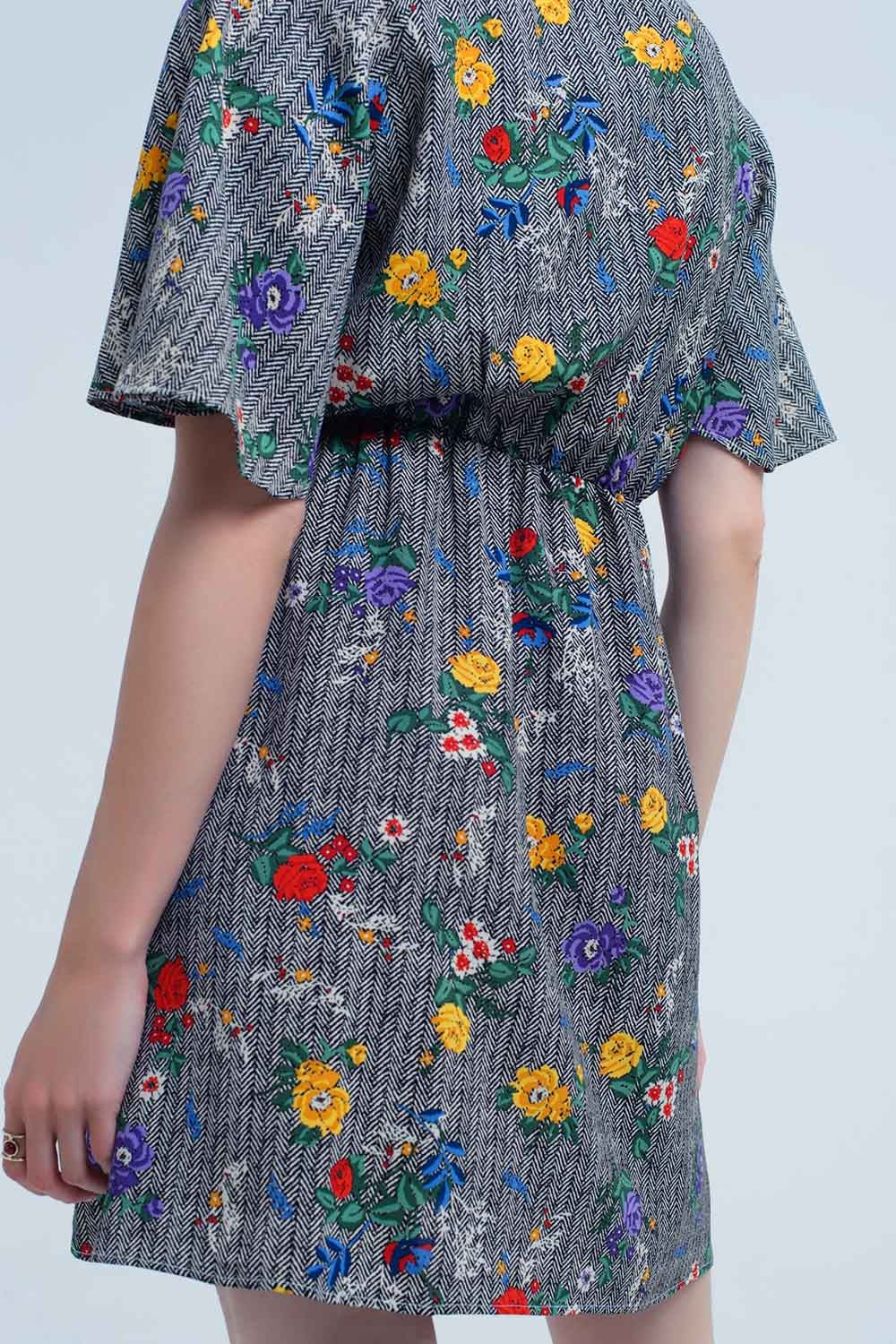Mini dress with opening and flowers in printed colors - dress