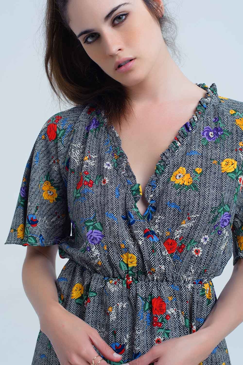 Mini dress with opening and flowers in printed colors - dress