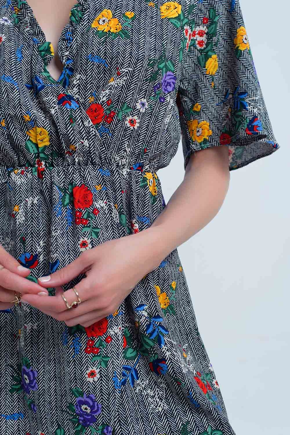 Mini dress with opening and flowers in printed colors - dress