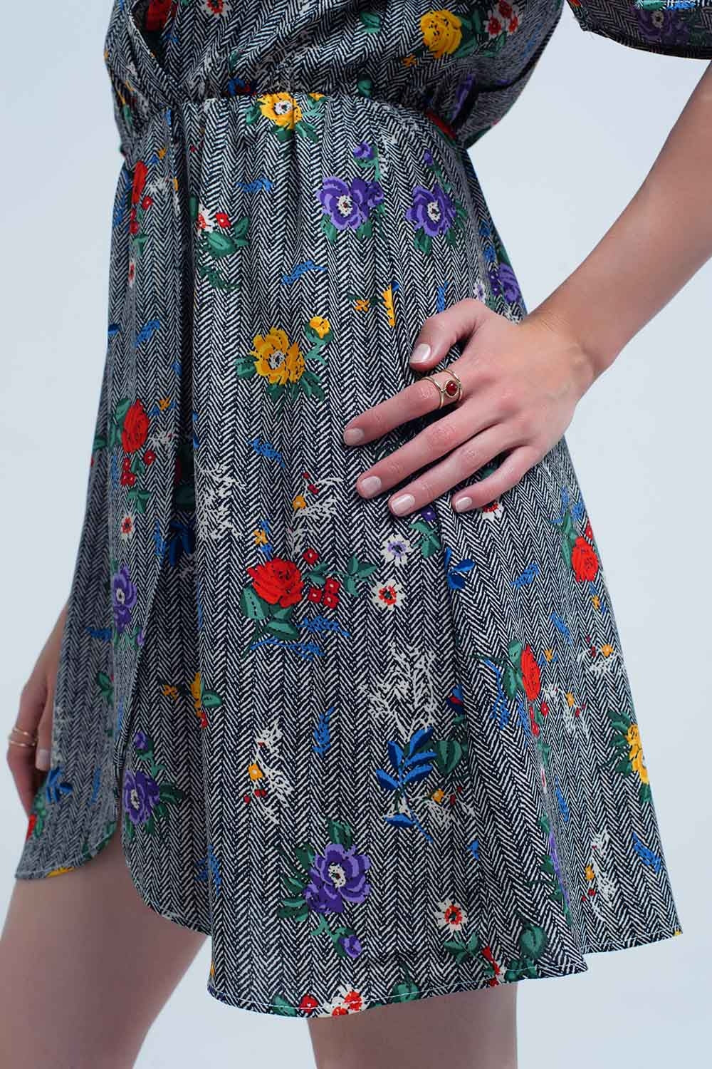 Mini dress with opening and flowers in printed colors - dress